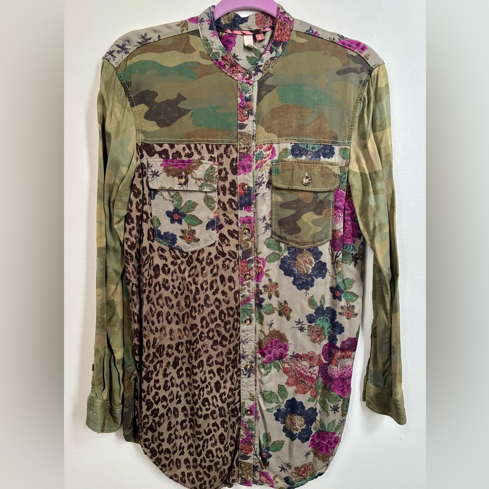 Pilcro Anthropologie camo animal floral print long sleeved button shirt blouse
